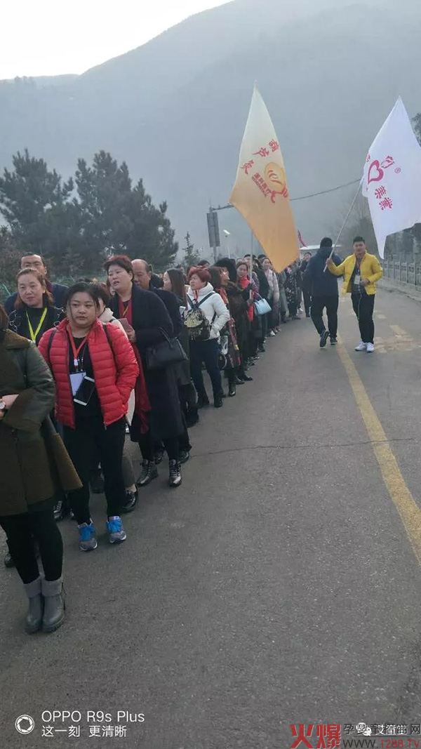 艾童人排起了长龙.jpg